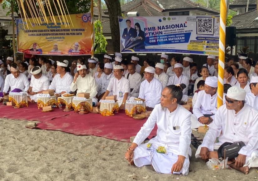 REKTOR IAHN GDE PUDJA MATARAM APRESIASI UPACARA SEGARA KERTIH, WUJUD NYATA HARMONI MANUSIA DAN ALAM DI PANTAI MELASE