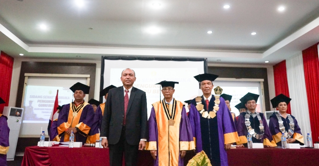 IAHN GDE PUDJA MATARAM KUKUHKAN PROF. GUSTI NGURAH KETUT PUTERA SEBAGAI GURU BESAR KE-8