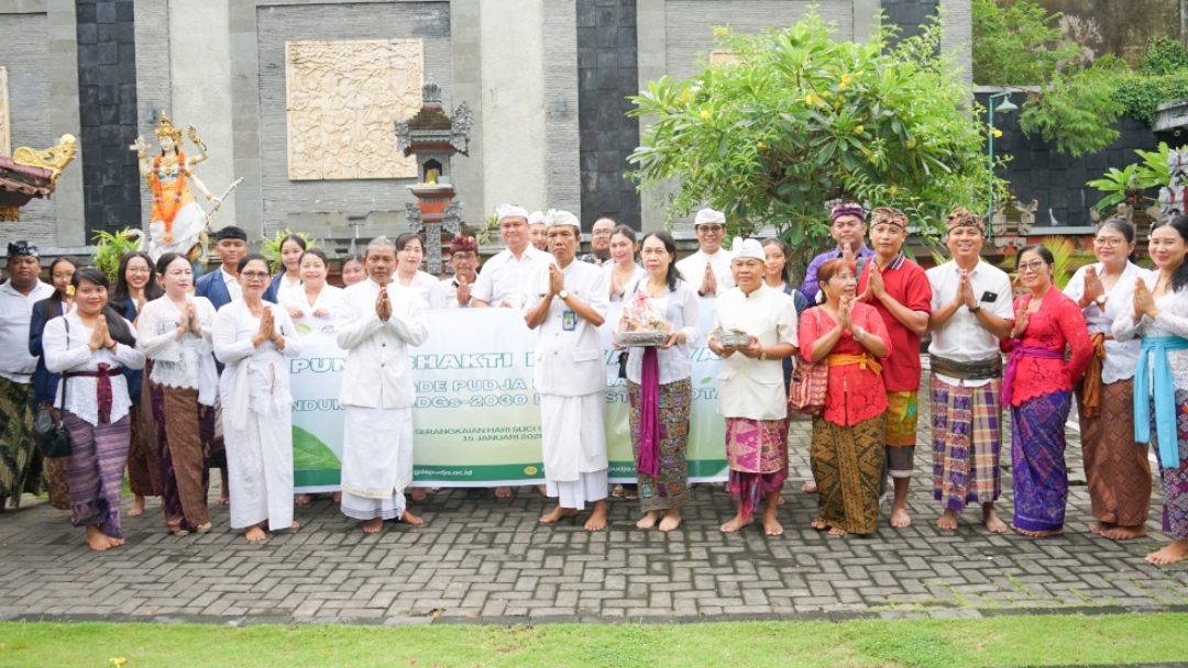 KEBERSAMAAN REKTOR DAN SIVITAS AKADEMIKA IAHN GDE PUDJA MATARAM SAMBUT SIWARATRI MELALUI PUNIA BHAKTI RSI YADNYA