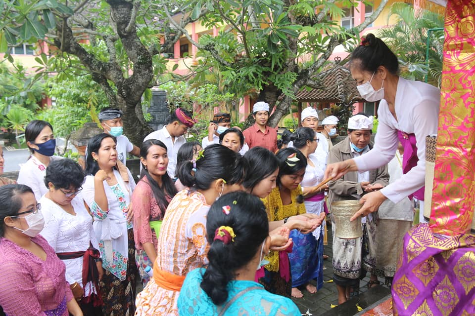 Kegiatan Matur Piuning dalam rangka peresmian IAHN Gde Pudja Mataram.